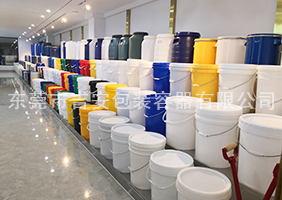 日韩屄屄BBw吉安容器一楼涂料桶、机油桶展区